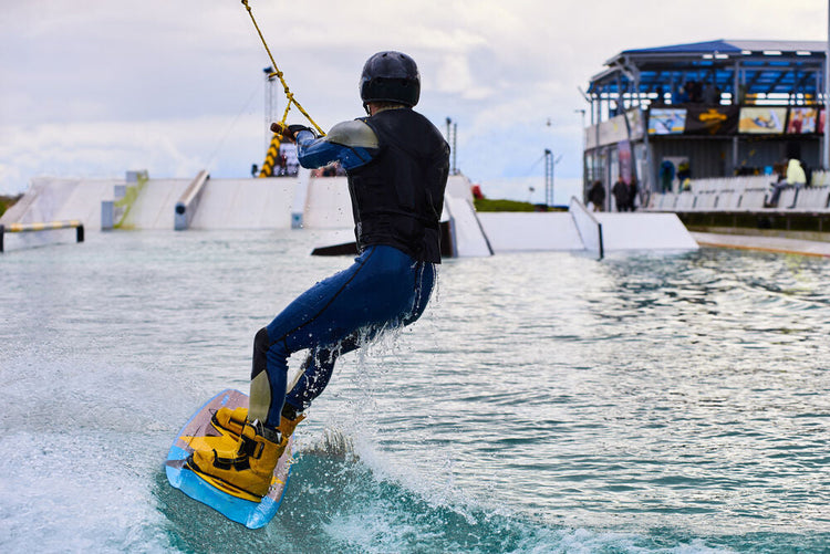 mężczyzna uczący się jazdy na wakeboardzie