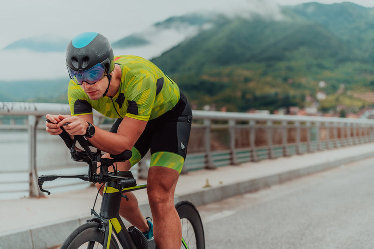 mężczyzna na rowerze w triathlonie