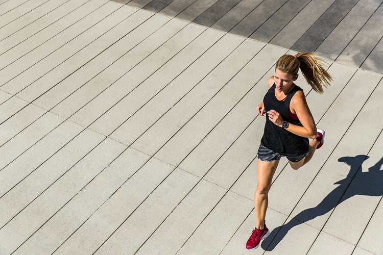 bieganie co daje, kobieta uprawiająca jogging w ciepły dzień