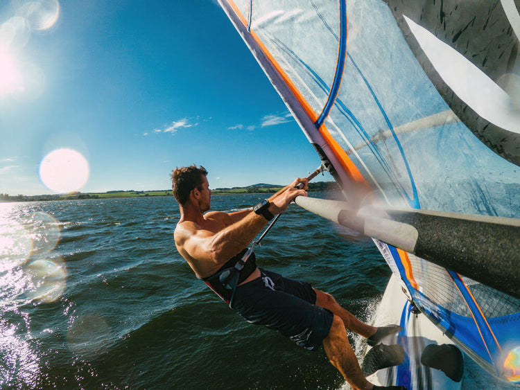 Czym jest windsurfing i jak zacząć uprawiać ten sport?