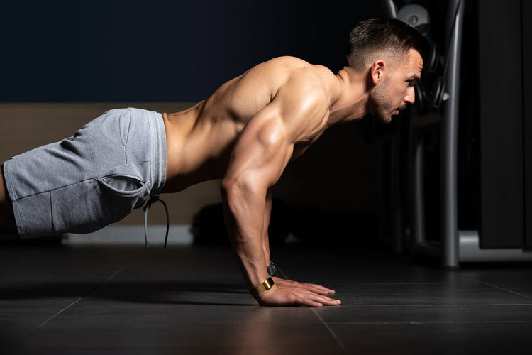 młody mężczyzna robi pompki na podłodze