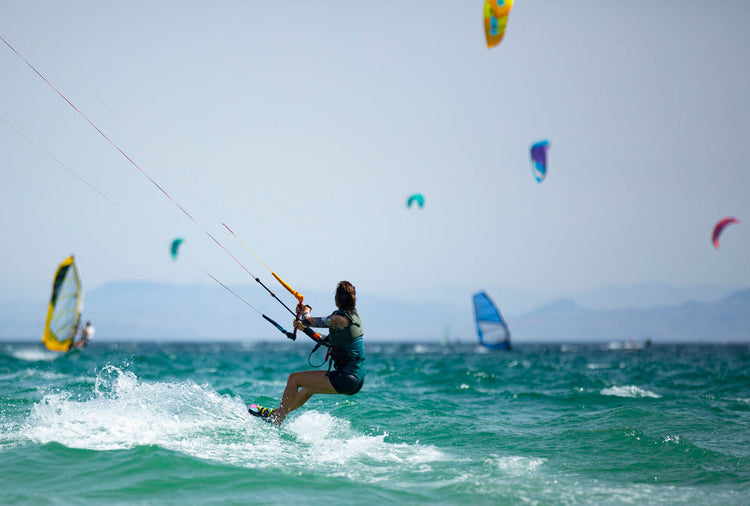 kadr na kobietę trenującą kitesurfing 
