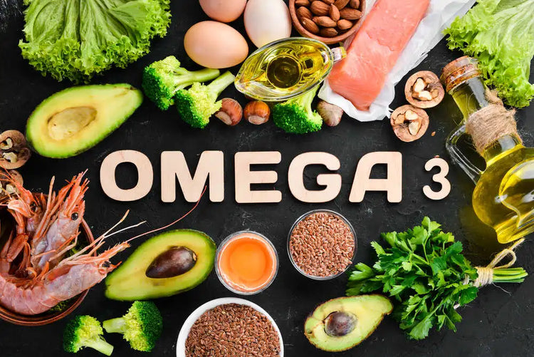 Produkty bogate w kwasy omega-3: ryby, awokado, orzechy, jajka i zielone warzywa na ciemnym tle