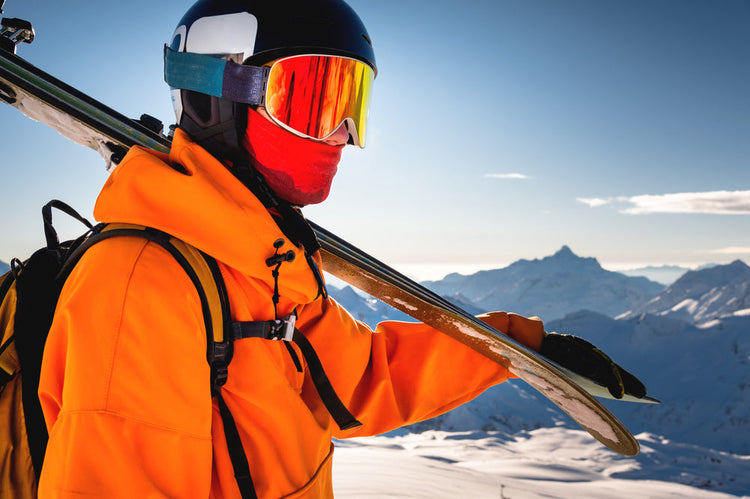 narciarz stojący na szczycie góry