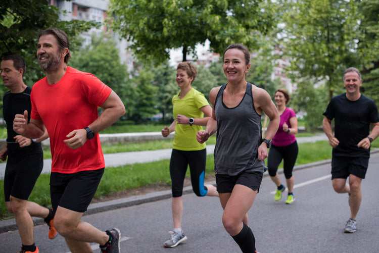 drużyna biegaczy rozgrzewa się do treningu fartlek