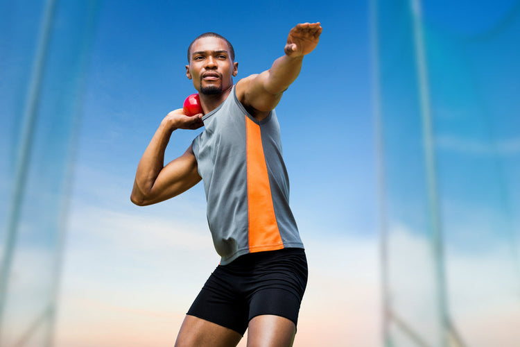 mężczyzna wykonujący pchnięcie kulą