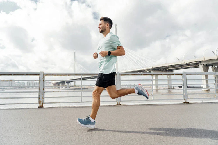 mężczyzna uprawiający jogging w słoneczny dzień